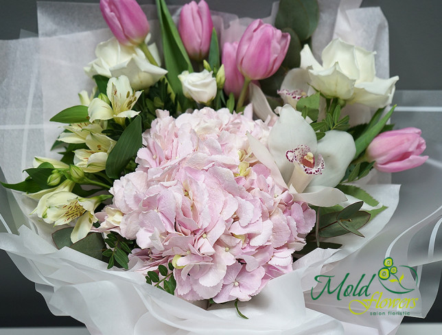 Букет с розовой гортензией и тюльпанами Фото
